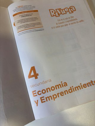 Economía y emprendimiento. 4 Secundaria. Revuel...