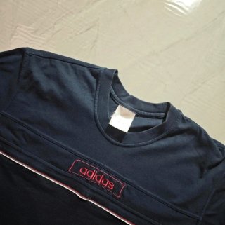 Camiseta Adidas azul con logo