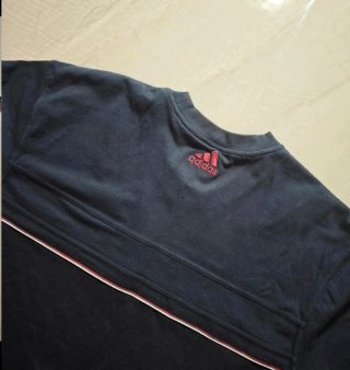 Camiseta Adidas azul con logo