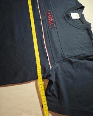 Camiseta Adidas azul con logo