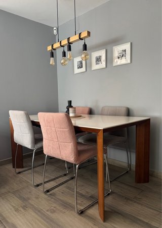 Mesa de comedor con sillas y mueble de tv