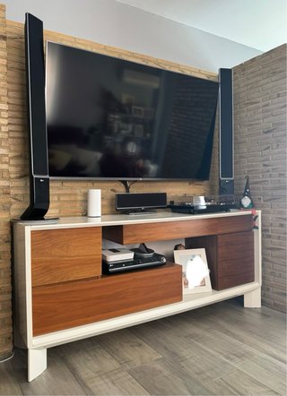 Mesa de comedor con sillas y mueble de tv