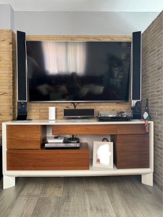 Mesa de comedor con sillas y mueble de tv
