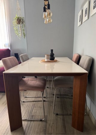 Mesa de comedor con sillas y mueble de tv