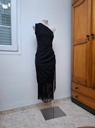 Vestido Negro Asimétrico con Flecos
