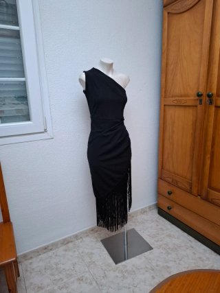 Vestido Negro Asimétrico con Flecos