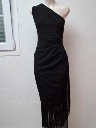 Vestido Negro Asimétrico con Flecos