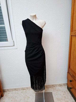 Vestido Negro Asimétrico con Flecos