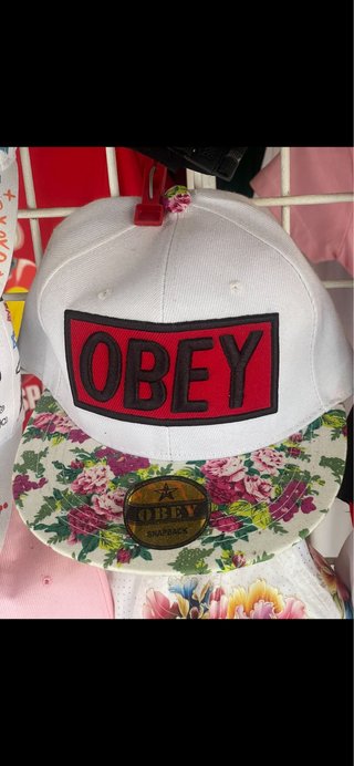 Gorra Obey Blanca con Estampado Floral