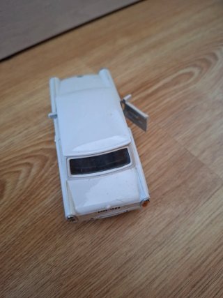 Coche miniatura blanco