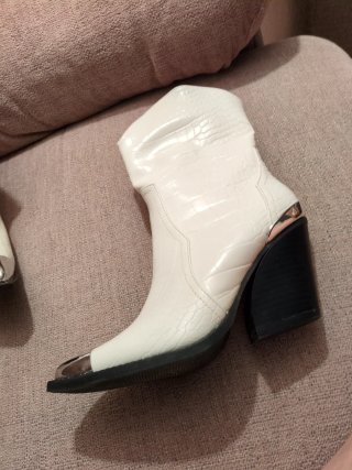 Botines blancos mujer con puntera plateada