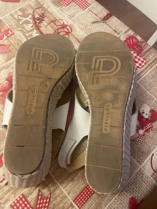 Sandalias blancas de piel