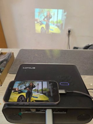 Proyector Portátil Negro y Gris