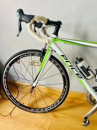 Bicicleta de carretera Price verde y blanca