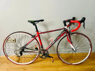 Bicicleta de carretera Price verde y blanca