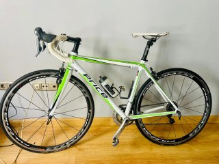 Bicicleta de carretera Price verde y blanca