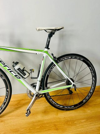 Bicicleta de carretera Price verde y blanca