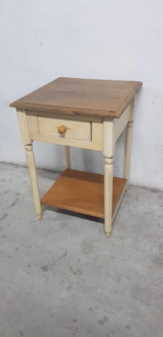 Mesa auxiliar antigua de madera