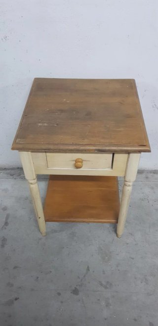 Mesa auxiliar antigua de madera