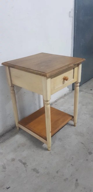 Mesa auxiliar antigua de madera