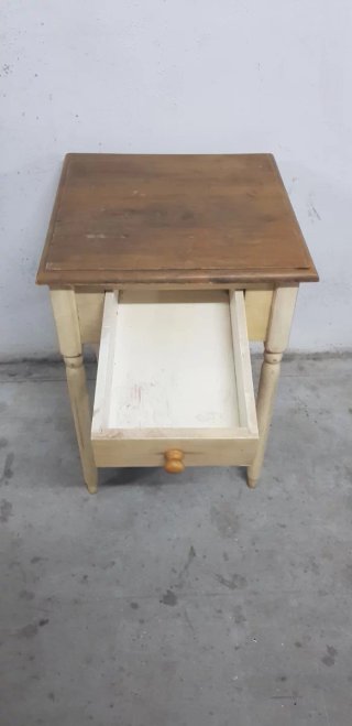 Mesa auxiliar antigua de madera