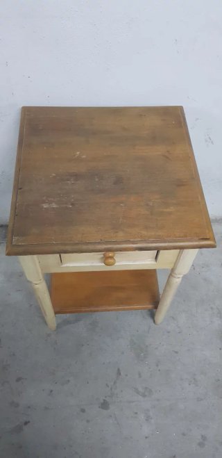 Mesa auxiliar antigua de madera