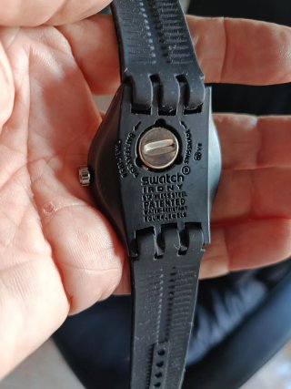 Reloj Swatch Negro y Dorado