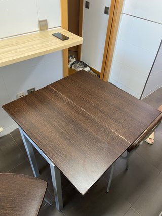 Mesa madera oscura patas metal con dos sillas