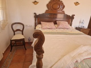 Cama antigua de caoba con marquetería