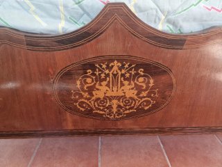 Cama antigua de caoba con marquetería