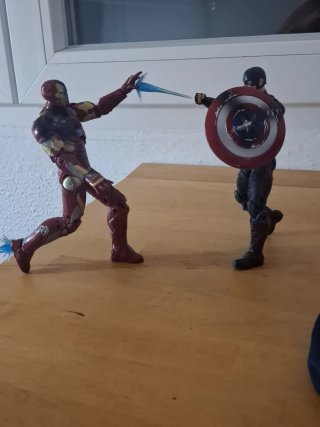 Figuras Iron Man y Capitán América