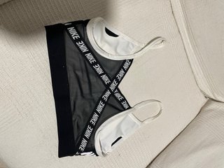 Lote Nike: 3 tops, 1 camiseta, 1 pantalón