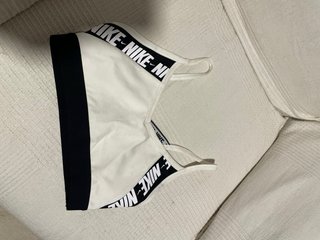 Lote Nike: 3 tops, 1 camiseta, 1 pantalón