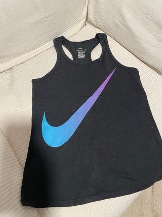 Lote Nike: 3 tops, 1 camiseta, 1 pantalón