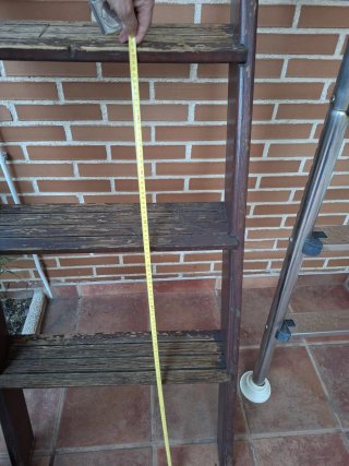 Escalera de madera para piscina