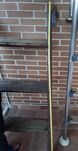 Escalera de madera para piscina