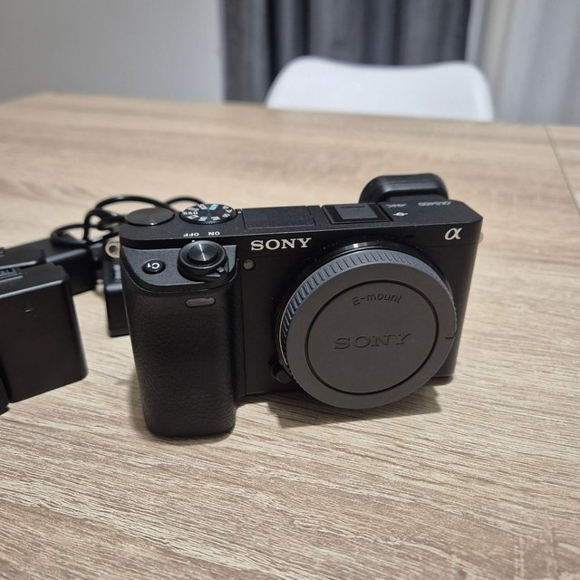 Sony Alpha A6400 Cámara Mirrorless + 3 Baterías