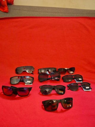 Gafas de sol negras y rojas