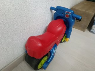 Moto infantil correpasillos roja y azul