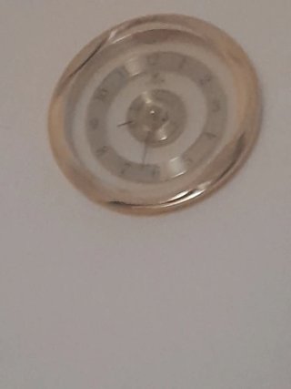 Reloj de pulsera dorado y plateado