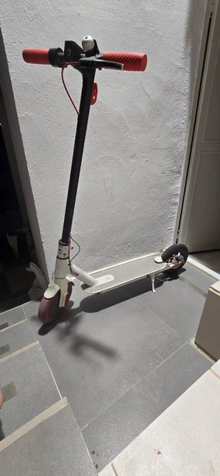 Patinete Eléctrico Blanco y Rojo