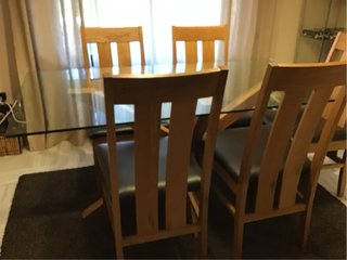 Sillas de madera con asiento de piel