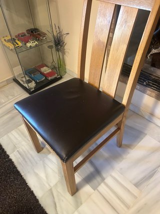 Sillas de madera con asiento de piel