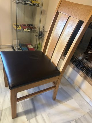 Sillas de madera con asiento de piel