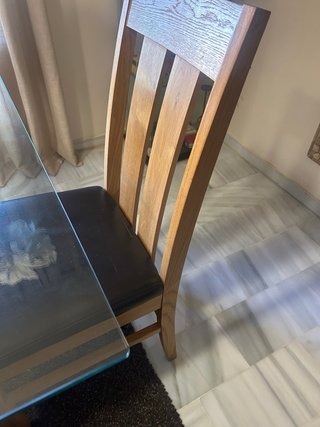 Sillas de madera con asiento de piel