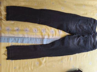 Pantalón vaquero negro Here Here desgarrado