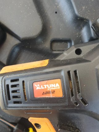 Motosierra eléctrica con baterías y maletín