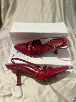Zapatos de tacón rojos acharolados