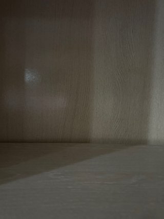 Mueble de salón blanco y gris