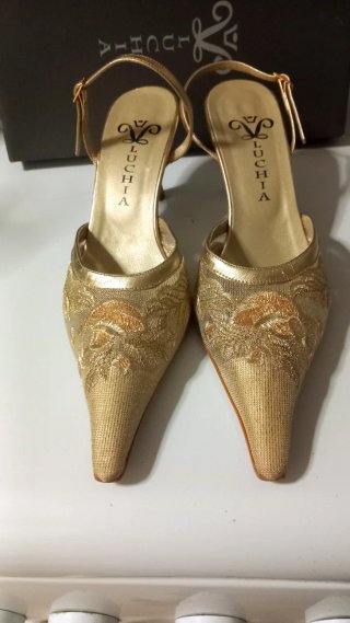 Zapato de fiesta Luchia oro seminuevo